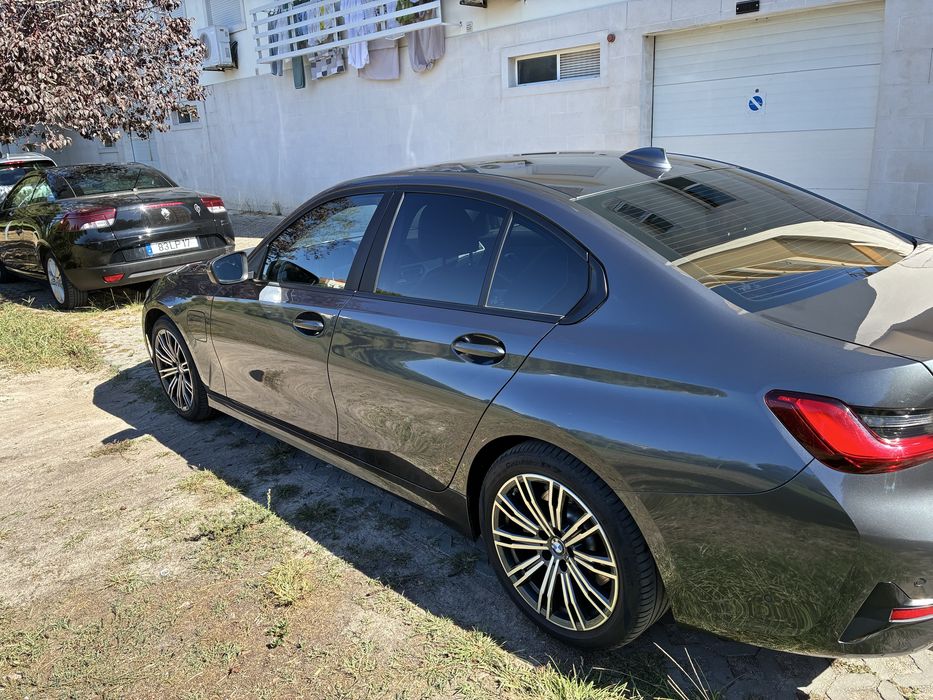 BMW 330e estofos em pele com garantia