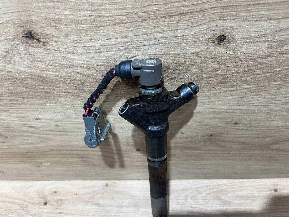 Форсунка Toyota RAV 4 avensis t27 lexus is220d 2.2 D-CAT 23670-26020