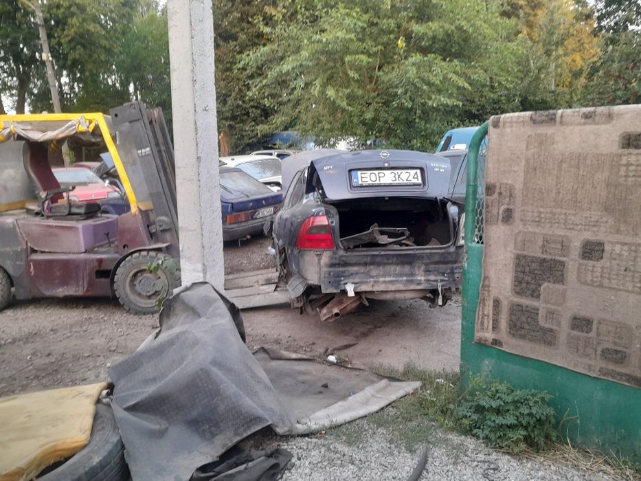 Опель  вектора  в мотор 1.8 інжектор