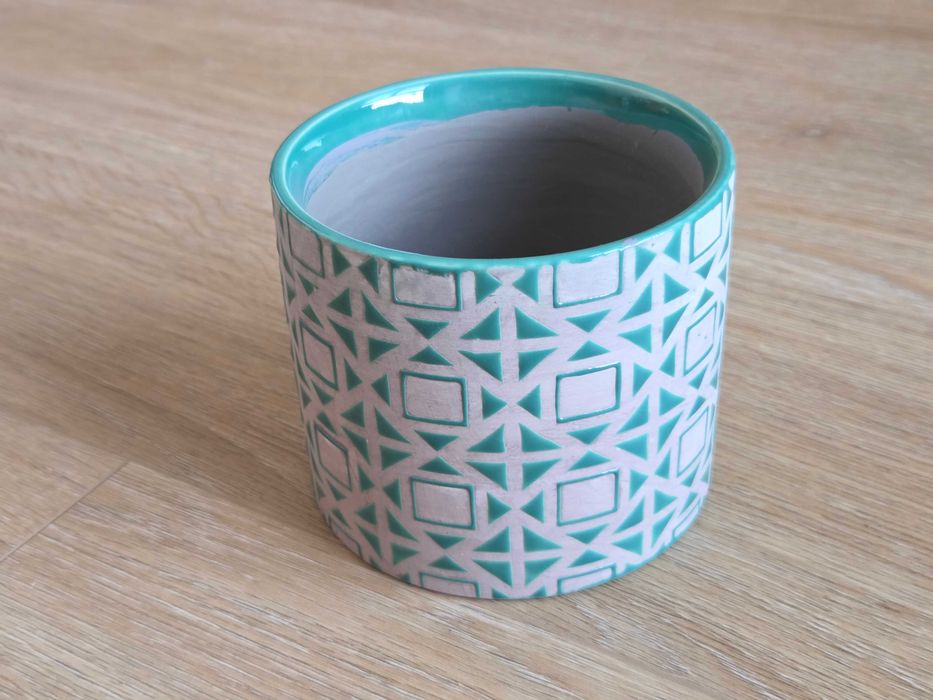doniczka osłonka ceramiczna zielono-szara geometryczne wzory
