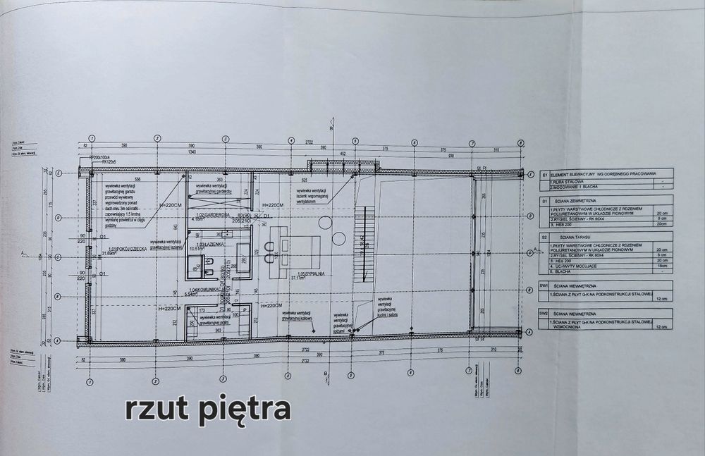 Duża działka z domem w budowie