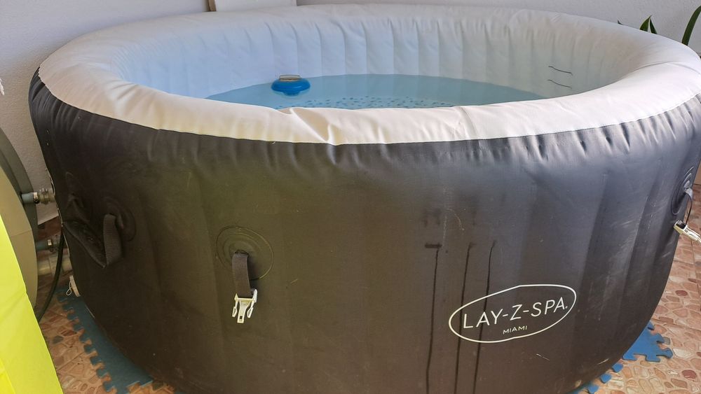 Jacuzzi lay z spa miami
