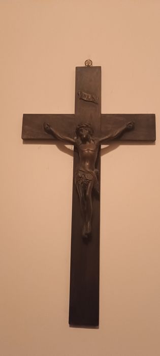 Crucifixo antigo de madeira com Jesus Cristo em metal