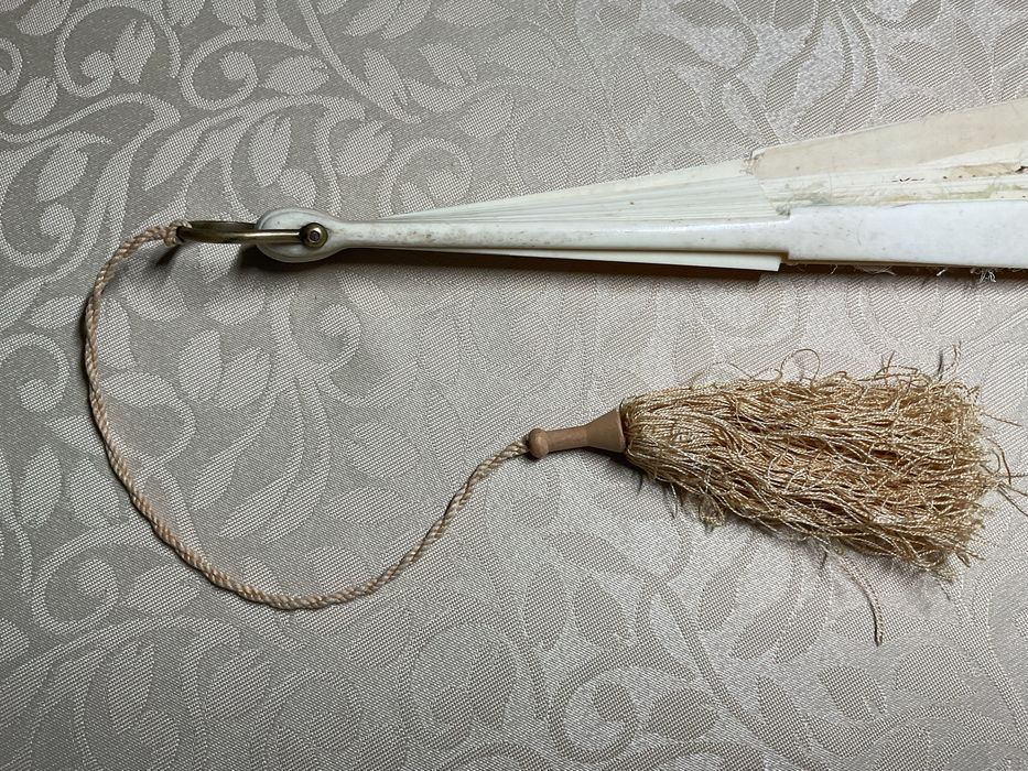 Antigo leque com base em osso para ser recuperado