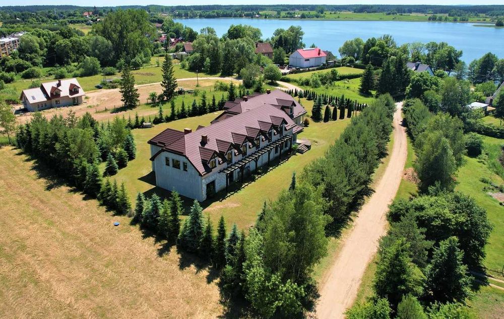 Budynek na dużej działce nad jeziorem Świętajno - apartamentowiec z restauracją