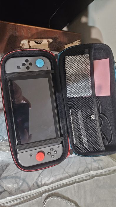 Nintendo Switch V2 com Dock + Comando + 2 Jogos