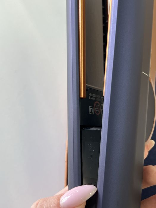 Dyson Airstrait