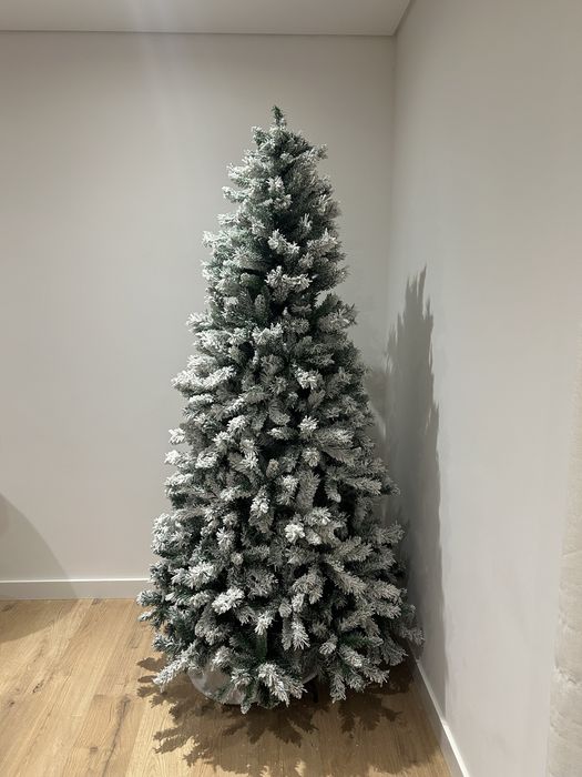 Arvore de natal com neve