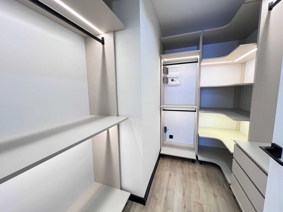 ТОПОВА євроТРІЙКА в районі центру повністю укомплектована