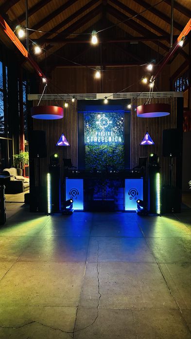 DJ na imprezy okolicznościowe Oprawa muzyczna i świetlna