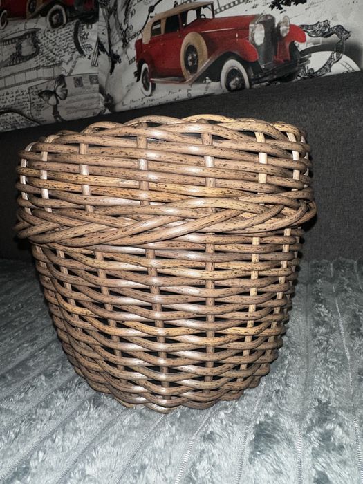 Кашпо з ротанга.