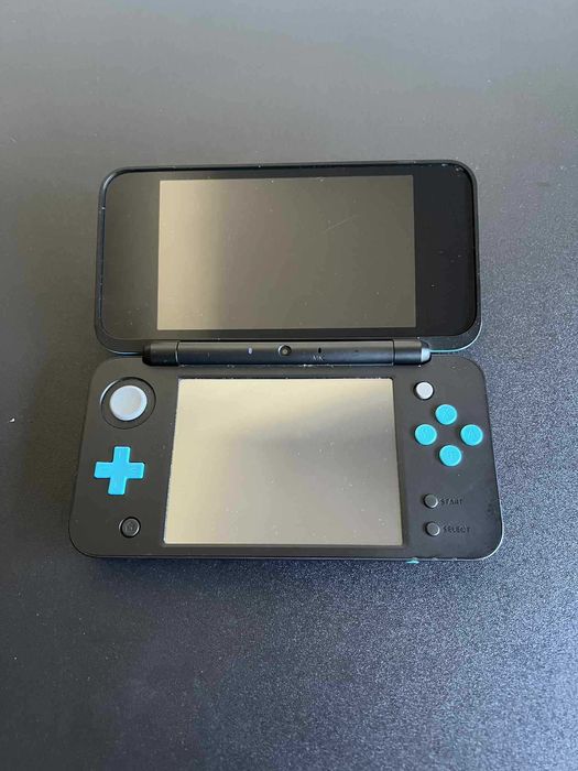 New Nintendo 2DS XL Preta/Azul com 100+ Jogos