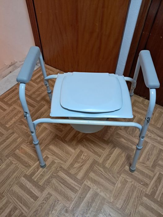 Cadeira Sanitária  e de Banho,  com  pouco uso