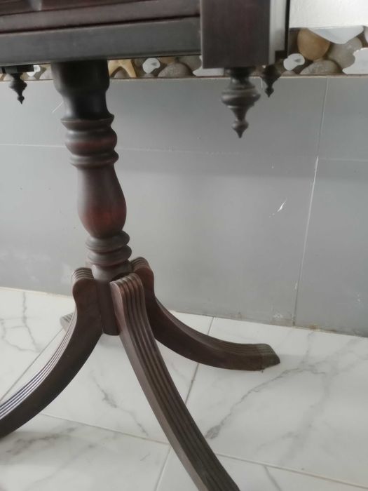 Mesa de mogno pe alto - vintage
