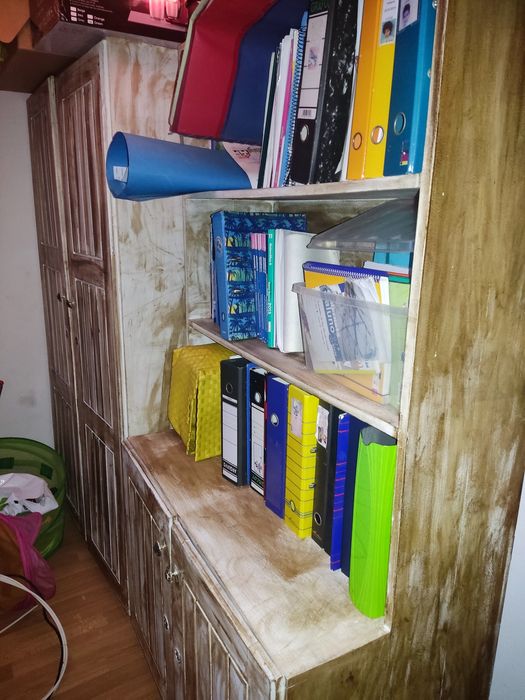 Roupeiro com 2 portas e 2 gavetas  e estante em pinho maciço com 2 por