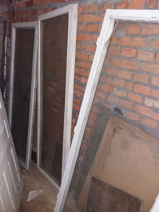 Старі вікна і двері на балкон дерев'яні