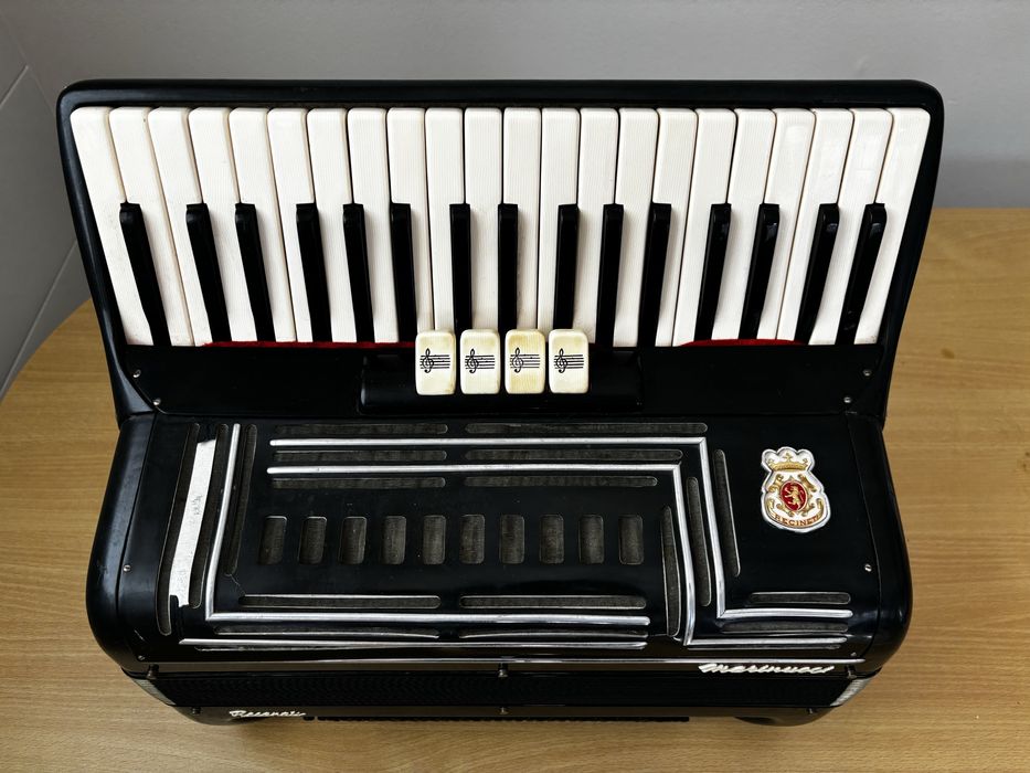 Akordeon Marinucci Recanati z paskiem.