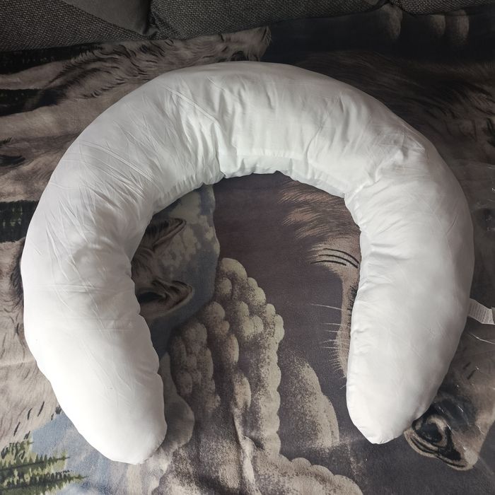 Poduszka,do karmienia piersią i odpoczynku w kształcie rogala.