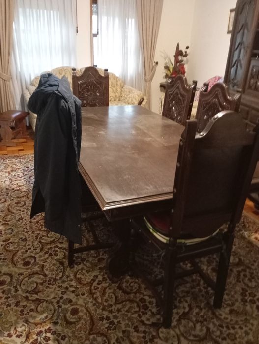 Vendo mesa cadeiras muitas bonitas bom estado