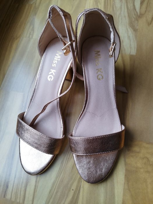 Sprzedam buty na paskach