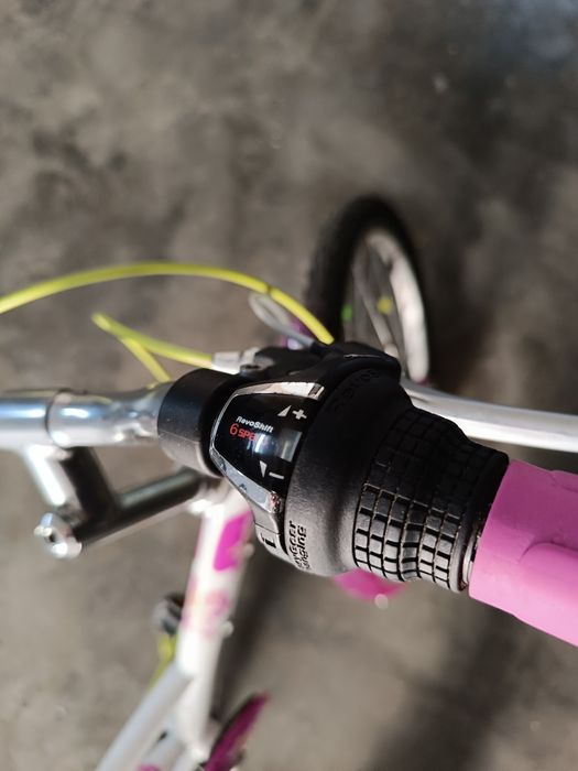 Bicicleta de menina com mudanças