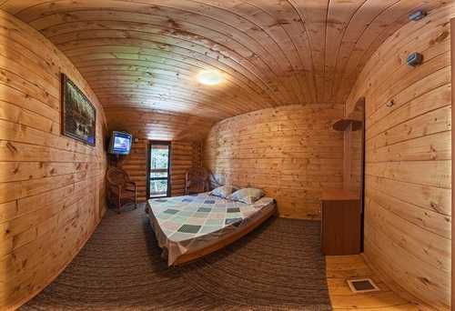 Здам в оренду дерев'яний котедж на березі гірської річки.