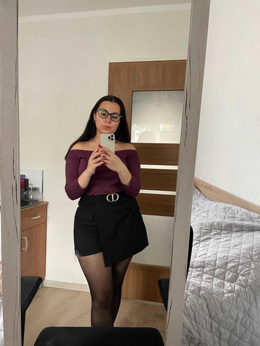 Piękny burgundowy sweterek opadające ramiona