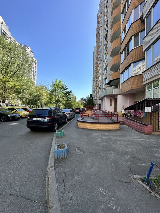 Оренда приміщення 112 м під все Ахматовой 35-А Фасад 2 входи Терміново