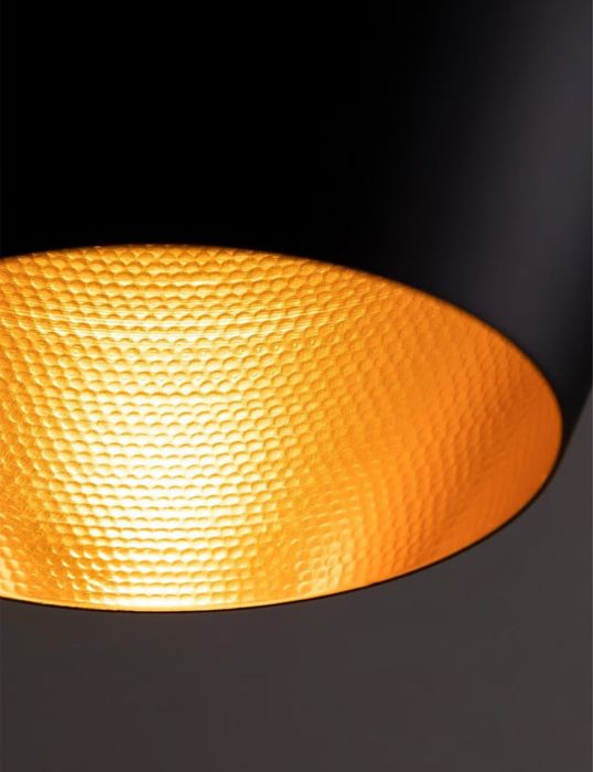 Candeeiro de tecto preto mate com interior em dourado.