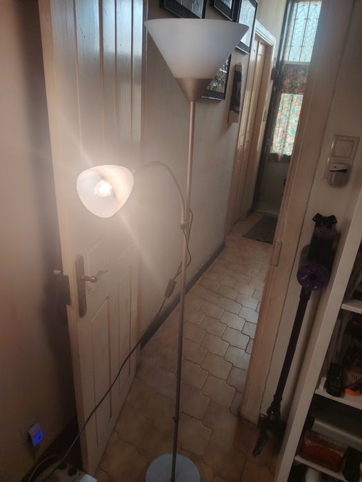 25€ candeeiro de pé,mede 1,80m altura entrego em Rio tinto