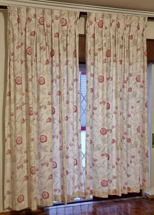 Par de cortinados prontos a usar