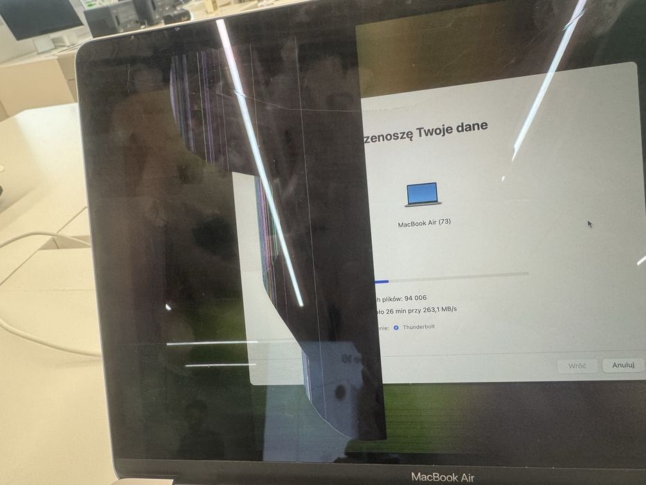 Macbook, zakupiony rok temy, uszkodzona matryca