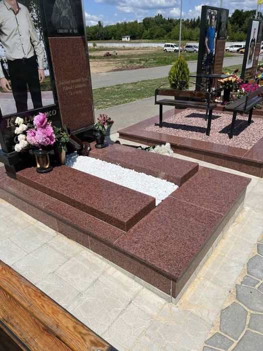 Памʼятники з граніту, бетонні площадки/памʼятники