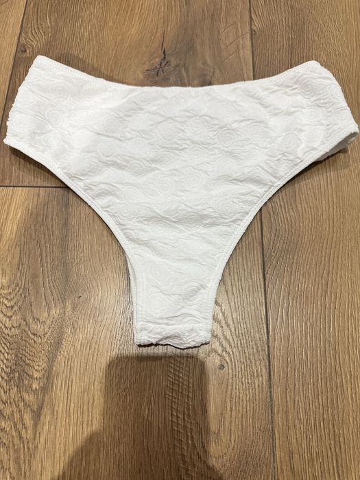 Majtki bikini strój kąpielowy białe wysoki stan tłoczenia ozdobne paski