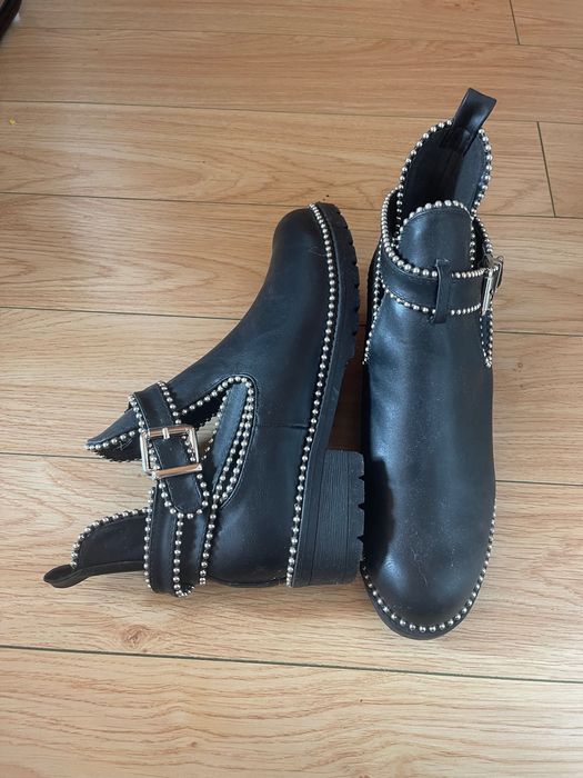 Botins pretos com brilhantes