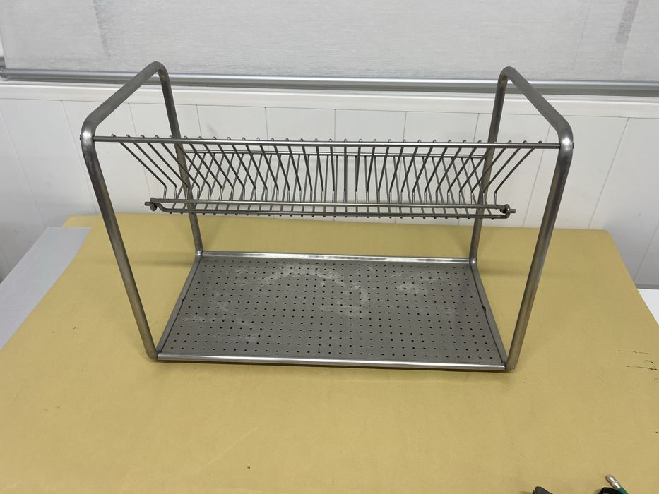 Escorredor de loiça de dois níveis em aço inoxidável da marca IKEA.