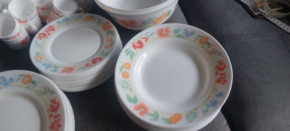 Serviço de loica Arcopal, 53 peças, pratos, saladeiras, taças,  cháven