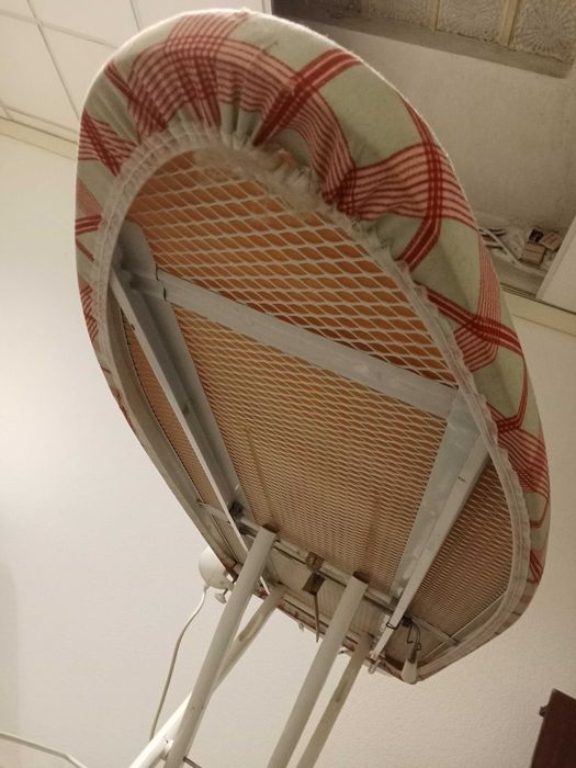Tábua de passar a ferro elétrica