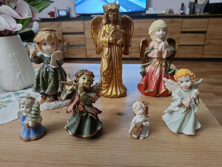 figurki Aniołki w zestawie rozlwneiz świecznik Aniołek