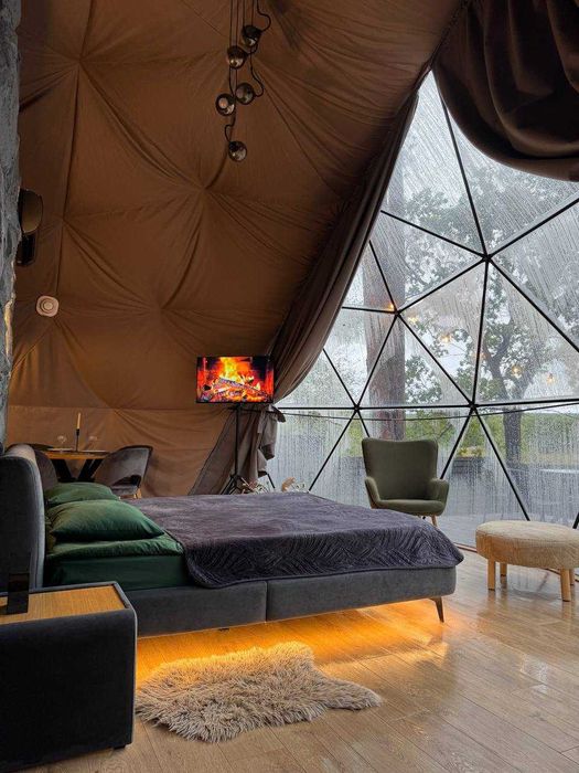 Купольний будиночок для відпочинку з чаном на терасі