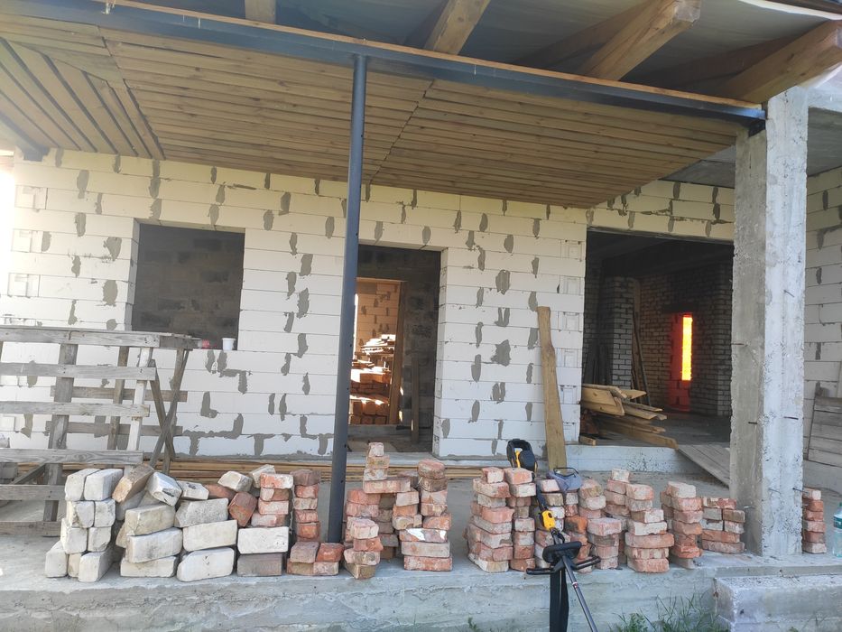 Двоповерховий будинок в селі Руська Поляна