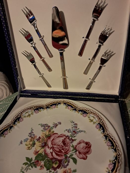 Prato de bolo com seis garfos e faca