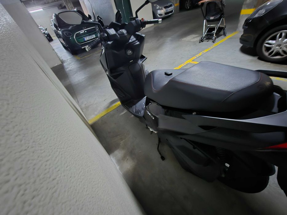Vendo maxi-scooter SYM Joyride 300 ABS, com apenas 1.076 km