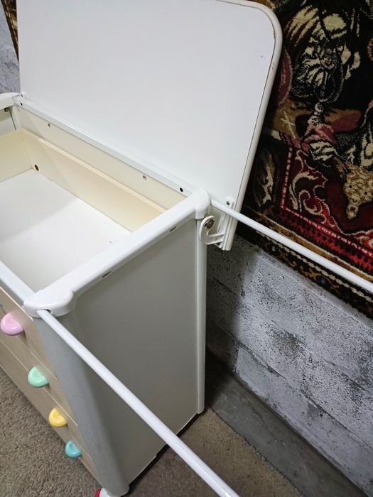 Móvel trocador fraldário com extensão metálica para banheira e gavetas