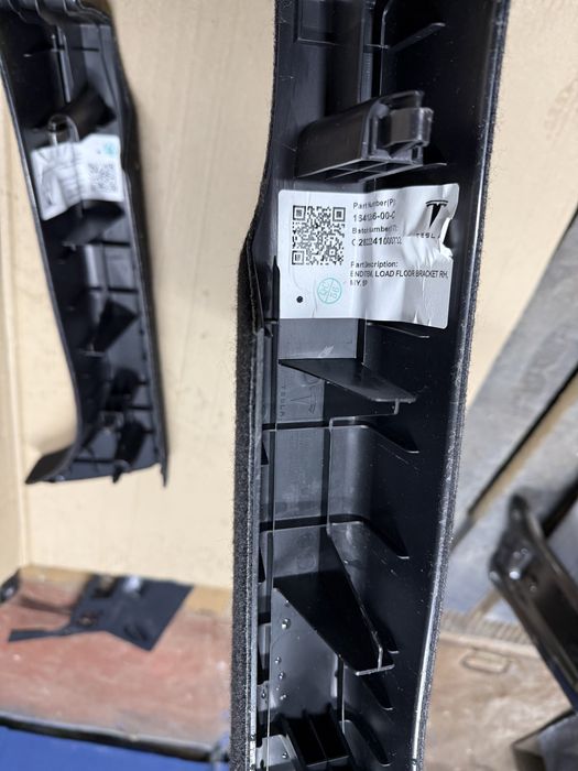 Обшивка багажніка лонжерона Tesla Model Y 2023