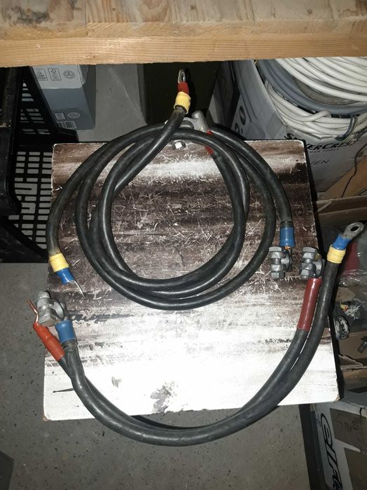 Przewody zarobionymi oczkami do połączeń akumulatorów np, fotowoltaiki