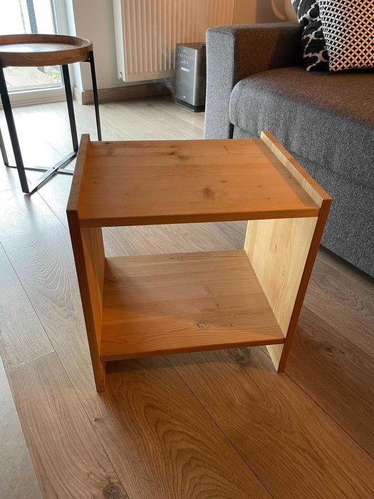 Drewniana szafka nocna / stolik pomocniczy z półką