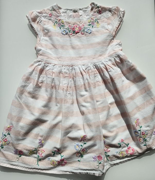 Sukienka w wyszywane kwiatuszki z rajstopami