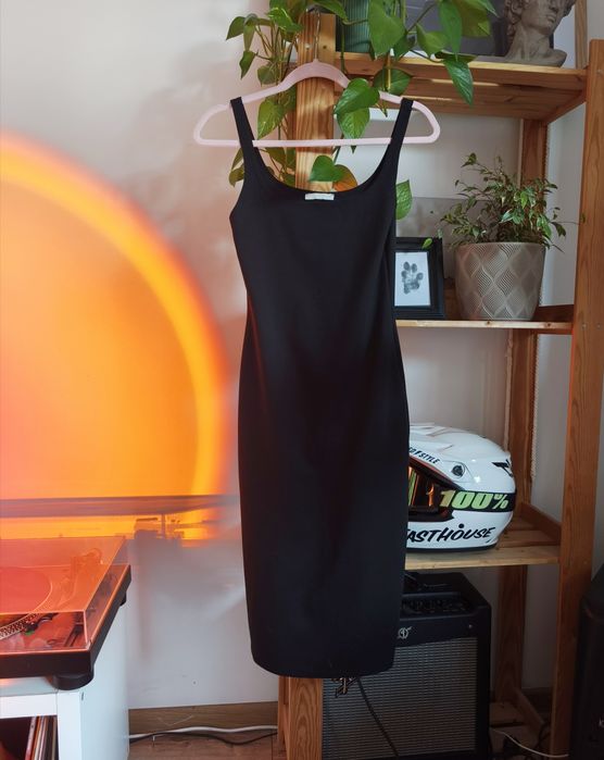 Czarna sukienka midi Basic dopasowana Zara