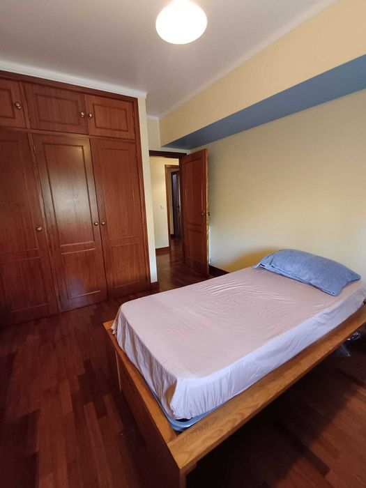 Cama individual com estrado